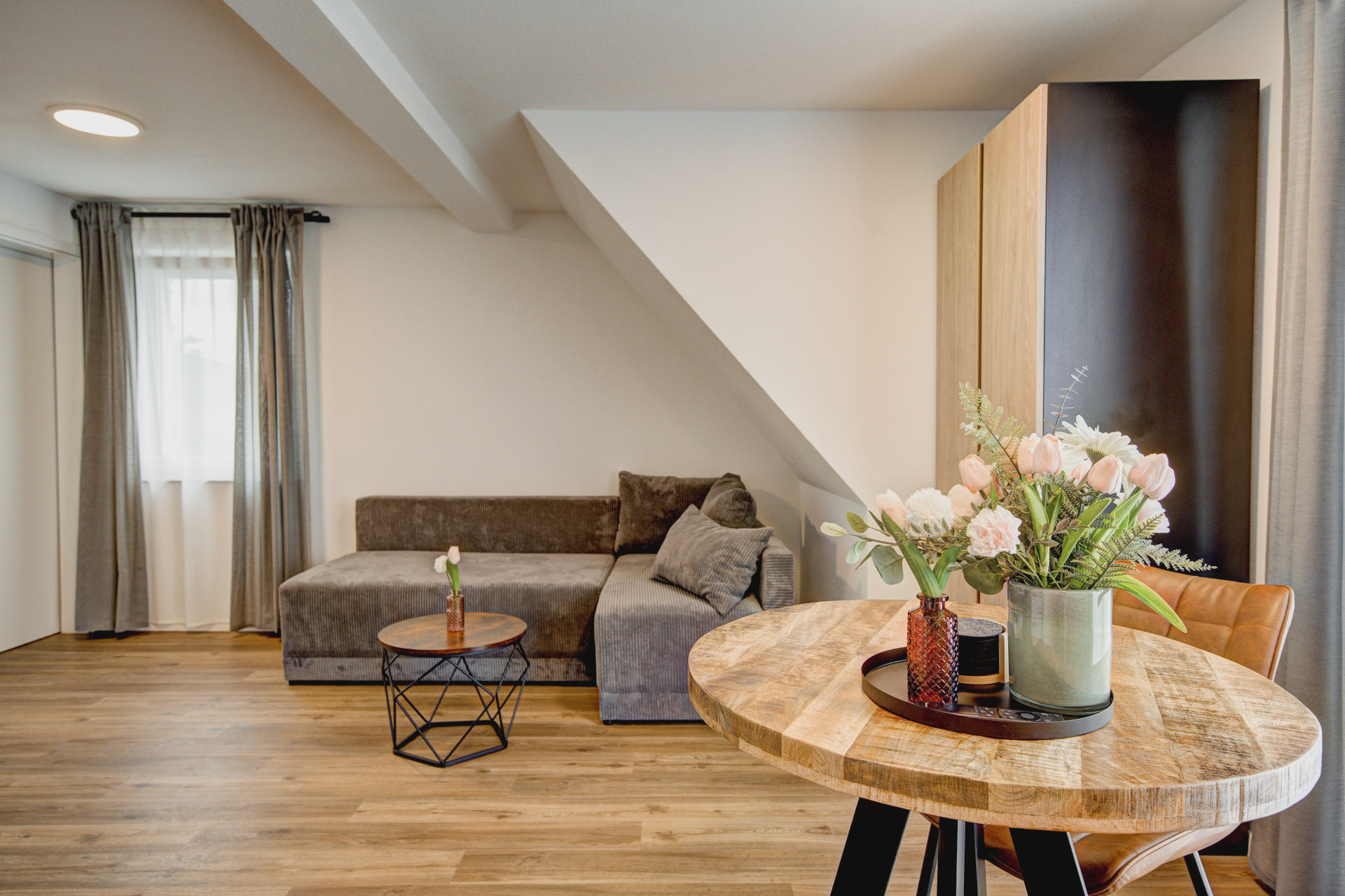 Schöner dekorierter Wohn- und Essbereich eines unserer Serviced Apartments.