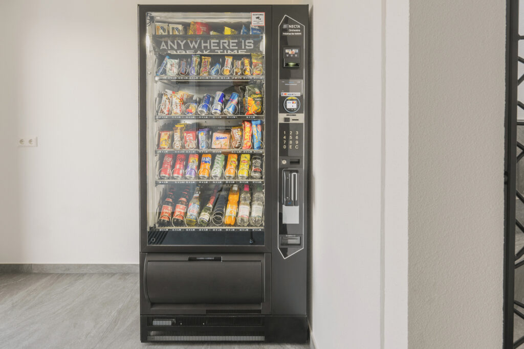 Automat mit Snacks und Getränken gefüllt