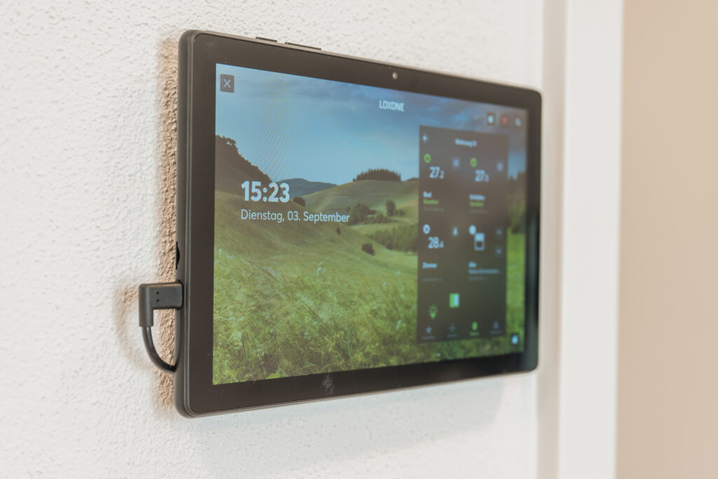 Tablet an der Wand mit Smart Home Einstellungen