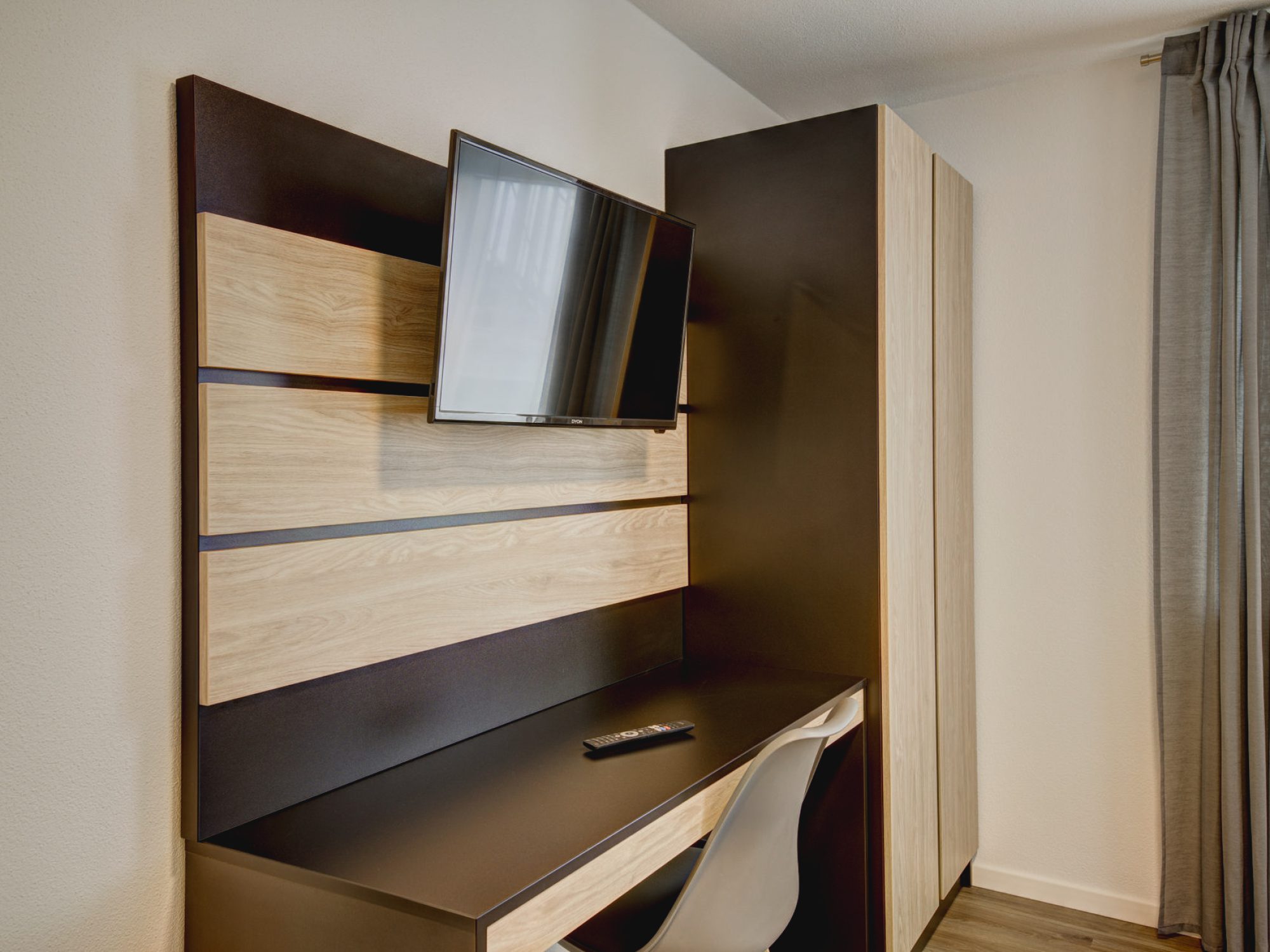 Arbeitsbereich und Schrank eines unserer "Cosy" Serviced Apartments