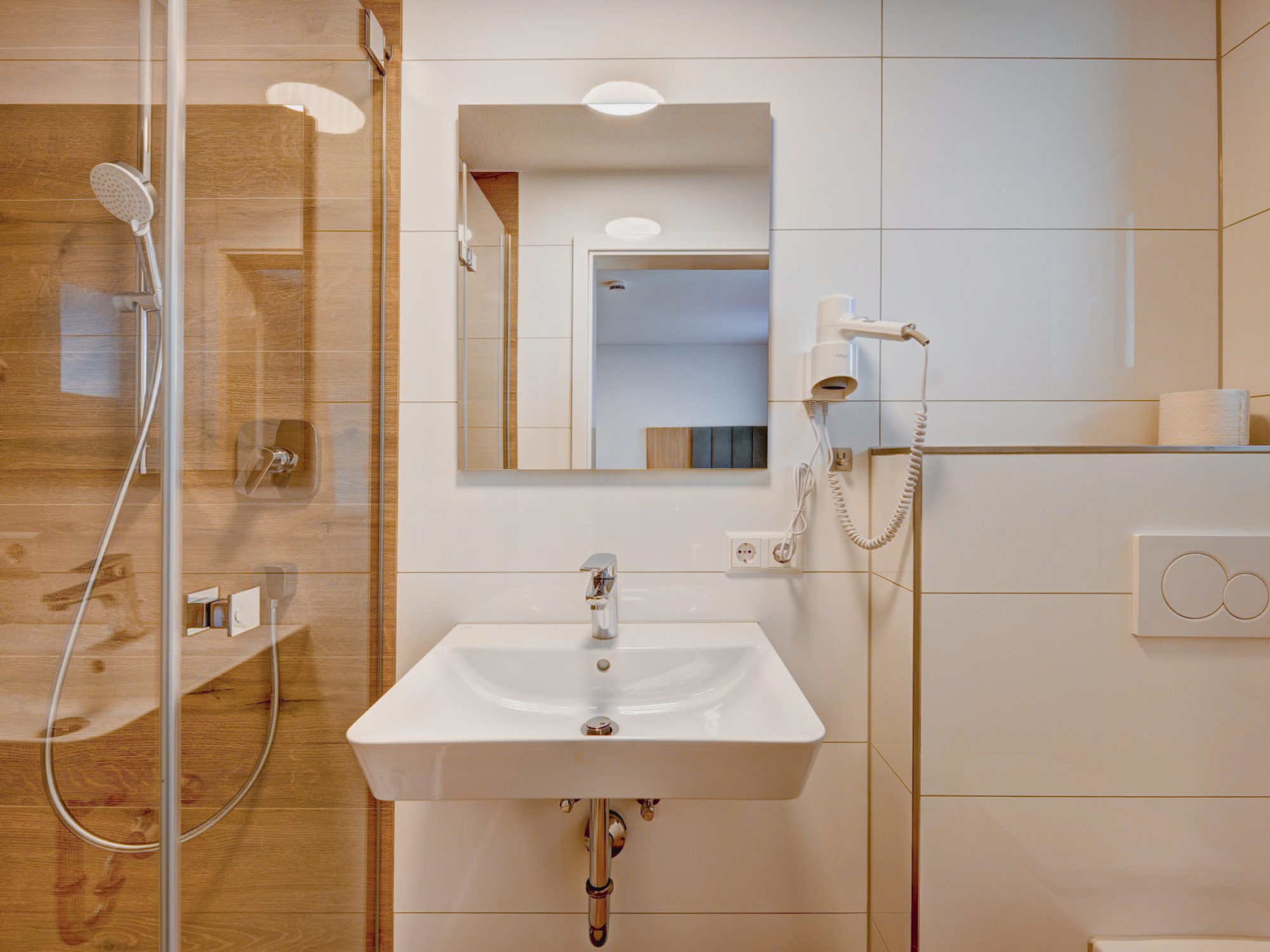 Modernes Badezimmer eines unserer "Cosy" Serviced Apartments mit Dusche und Waschbecken