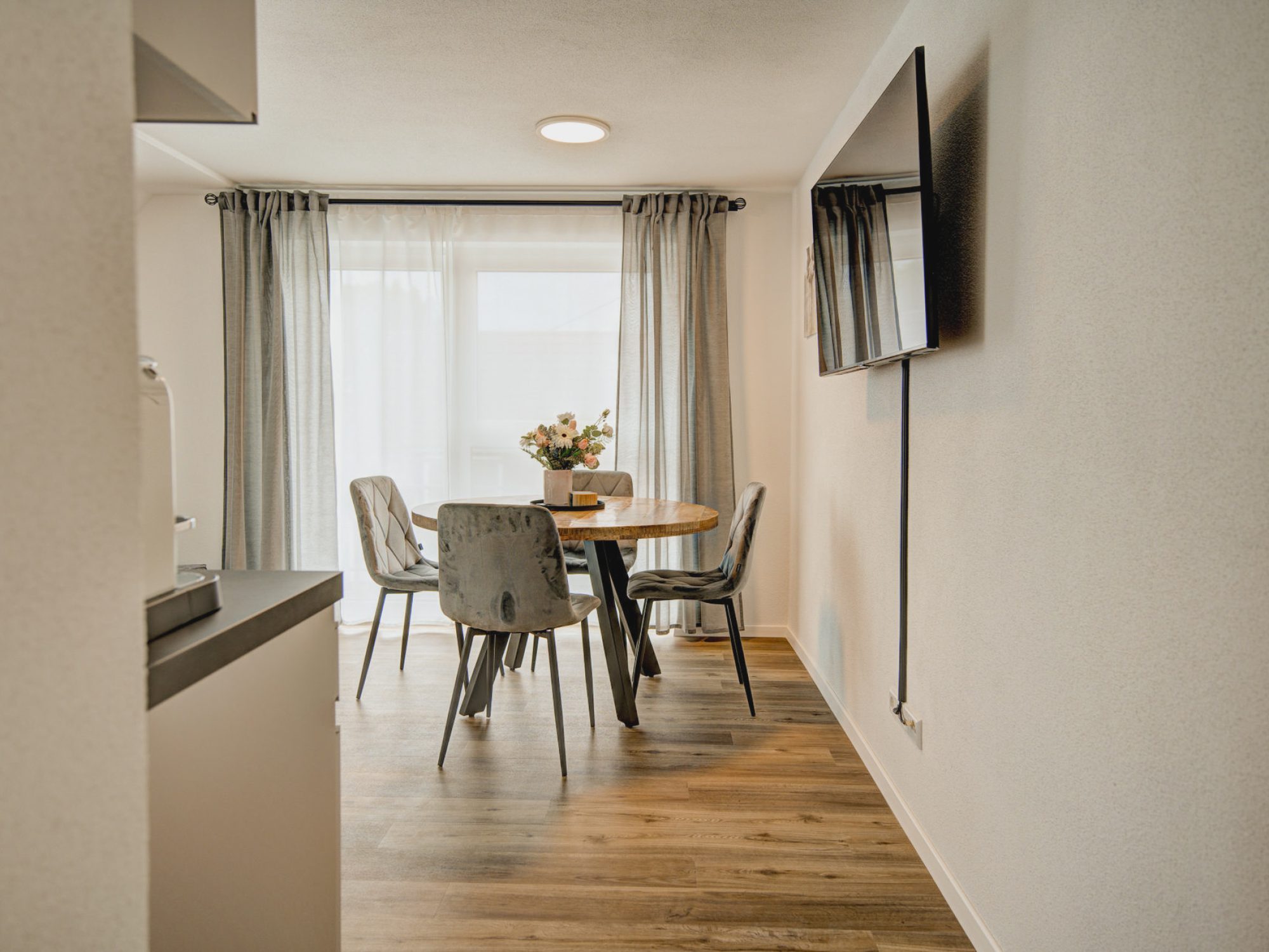 Schöner Blick in den Essbereich mit Smart TV eines unserer Serviced Apartments